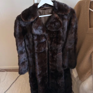 Pälskappa - Sååå fin päls kappa från Saga Mink i strl XS. Inga tecken på användning. Prisförslag mottages. 🧸🤎