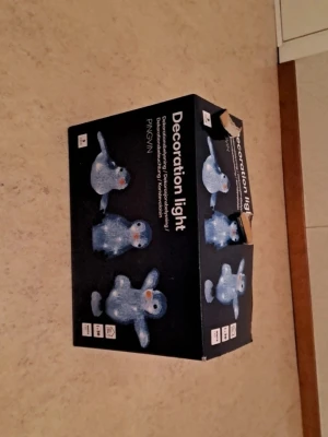 Pingvinljus - Jag säljer pingvinljus i mycket bra skick. Perfekt för dig som gillar ljus, behöver ljusstakar eller perfekt för dekorationen. Säljs för 70 kr. Tveka inte att kontakta om du är intresserad eller har några frågor! Först till kvarn dom gäller!