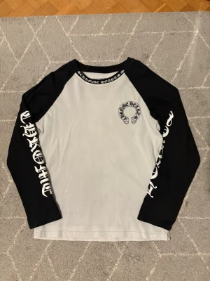 Chrome hearts longsleeve - Säljer en chrome hearts longsleeve som är riktigt snygg. Det är storlek S i den. Och den har en pytte liten fläck som syns på sista bilden men den märks knappt av. Tveka inte att fråga om du har någon fråga😀