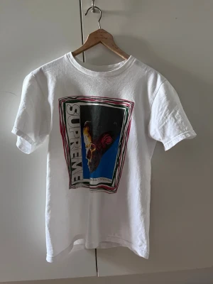 Supreme T shirt - SUPREME T-shirt med snyggt tryck storlek sitter som S/M