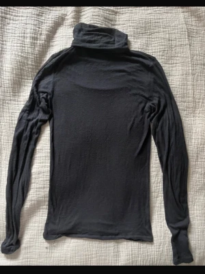 Svart tunn polotopp - Jag säljer en svart långärmad tröja med polo från Zara i storlek S. Tröjan är ganska tunn, (se bild 2). Den är lite nopprig och en tråd längst ner har gått upp. Det finns också några småhål längst ner på ärmarna, (se bild 4-5). Skriv vid funderingar!