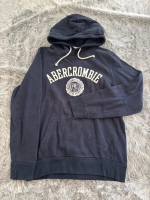 Abercombrie&Fitch Hoodie - Säljer denna sällsynta och mycket eftertraktade Abercombrie&Fitch hoodie | Storlek S | Mycket bra skick | Vid eventuella frågor hör gärna av dig och erbjuder bra pris vid köp av bundle 😁✅