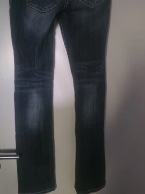Mörkblå skinny jeans från miss me - Skinny jeans från miss me, low waist jeans,  det fattas även en 💎 på en av fickorna men har beställt en för att sätta dit en. Passar perfekt för dig som vill ha en mer 90 tals look, passar perfekt att styla jeansen med ett par boots till också.