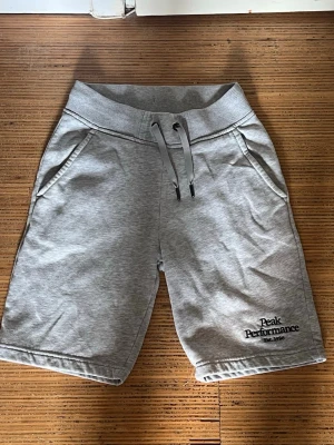 Grå shorts från Peak Performance storlek 160 14 år S  - Snygga grå shorts från Peak Performance ny skick väldigt snygga 150kr fraktar samma dag 