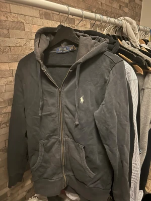  Ralph lauren marinblå zipp hoodie  - Säljer en marinblå zipp hoodie från ralph lauren. Den är i riktigt bra skick och använd ett fåtal gånger. Säljer för den är för liten för mig. Storleken är xs men skulle säga att den passar S med därav har jag märkt den som S. Skriv vid minsta lilla fråga🙌🙌🙌. 