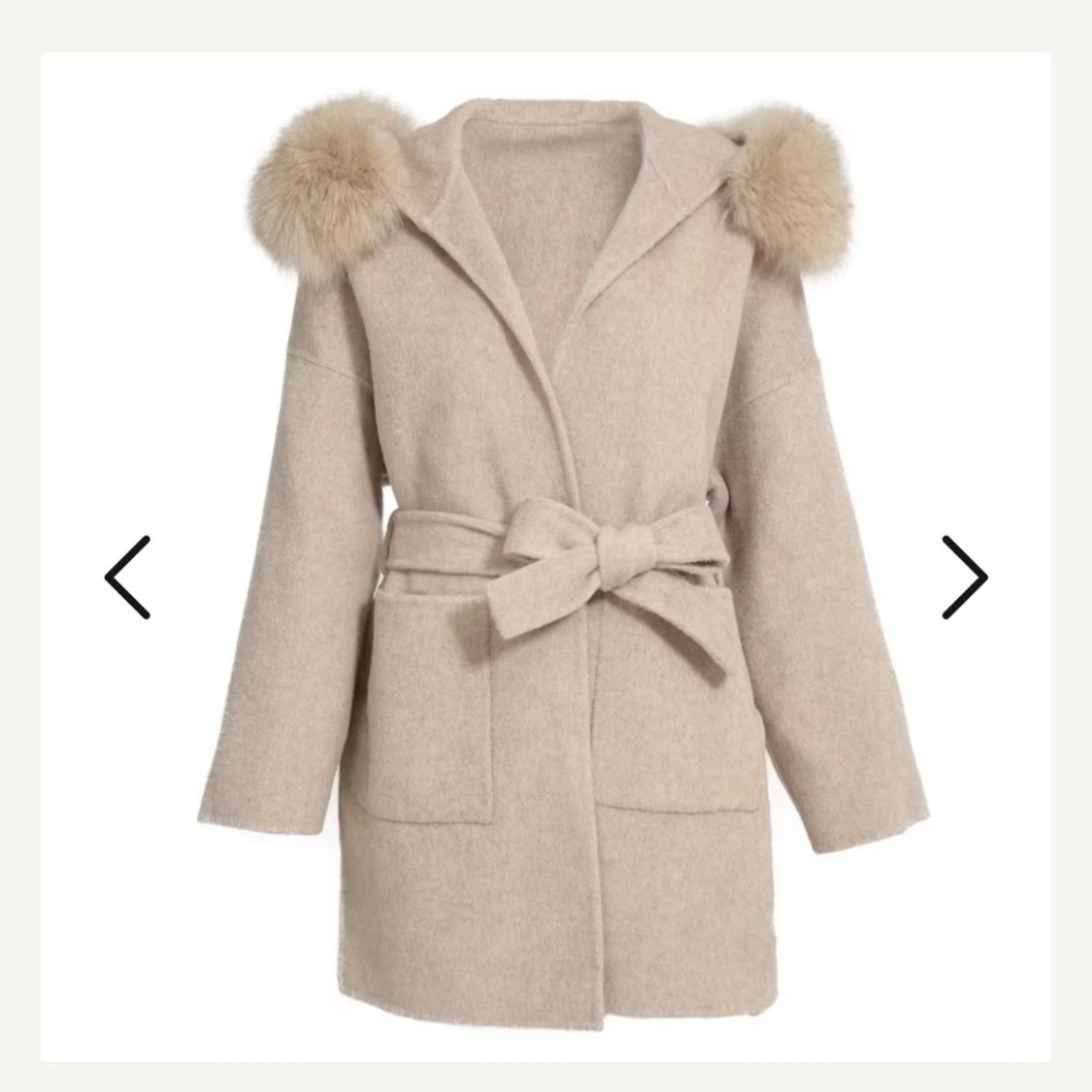 Beige kappa med fuskpälsdetaljer