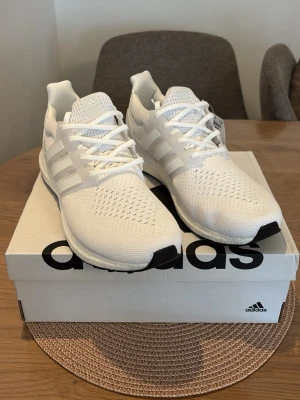 Adidas Ultraboost 1.0 - Adidas Ultraboost 1.0, Skick: 10/10 – helt oanvända, kommer med originalbox. Vid frågor eller intresse, skicka gärna ett DM.