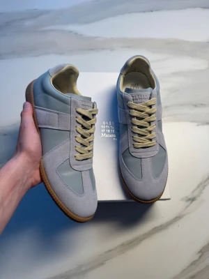 Maison Margiela GATS skor - Säljer nu dessa riktigt snygga Maison Margiela Gats i strl 43. Helt nya aldrig använda. Du får med allt som syns på bilderna dvs skor, dustbag, box osv. Bara att skriva ett DM vid intresse!