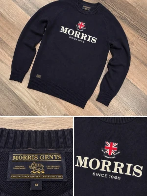 Morris tröja | M ~ Riktigt stilig - Säljer denna riktigt snygga Morris tröja | Stickad | Marinblå | Storlek: M | 67cm längd, 50cm bredd | Mycket bra skick | Inga defekter | Hör av er vid frågor eller funderingar!💪