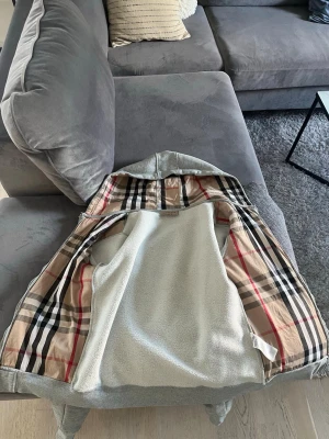 Grå Burberry hoodie - Storlek S bra skick kan tänka mig sänka pris vid snabb affär