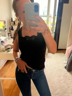 Blå jeans från Bikbok  - Modellen har en rak passform, normal midja. Jeansen är från Bikbok och i storleken 24/32! Är använda men fortfarande i bra skick. Pris kan diskuteras och om man har några frågor eller funderingar så är det bara att höra av sig/ mvh Amanda!💕