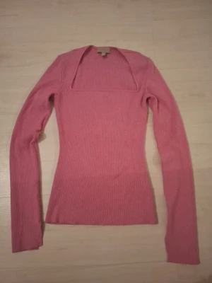 Rosa ribbstickad topp med fyrkantig ringning - säljer dennna superfina rosa topp med långa ärmari ribbat material, den var ursprungligt köpt av second hand för ca 3 veckor sedan men jag själv har aldrig använt den. Storlek M men passar absolut en S