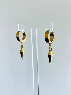 Guldiga örhängen med konformad detalj i stål - Coola örhängen i guldfärgad rostfri stål med hängande konformade detaljer. Runda hoops med minimalistisk och edgy design, perfekta för att lyfta din stil. Passar dig som gillar statement-accessoarer och modern look.
