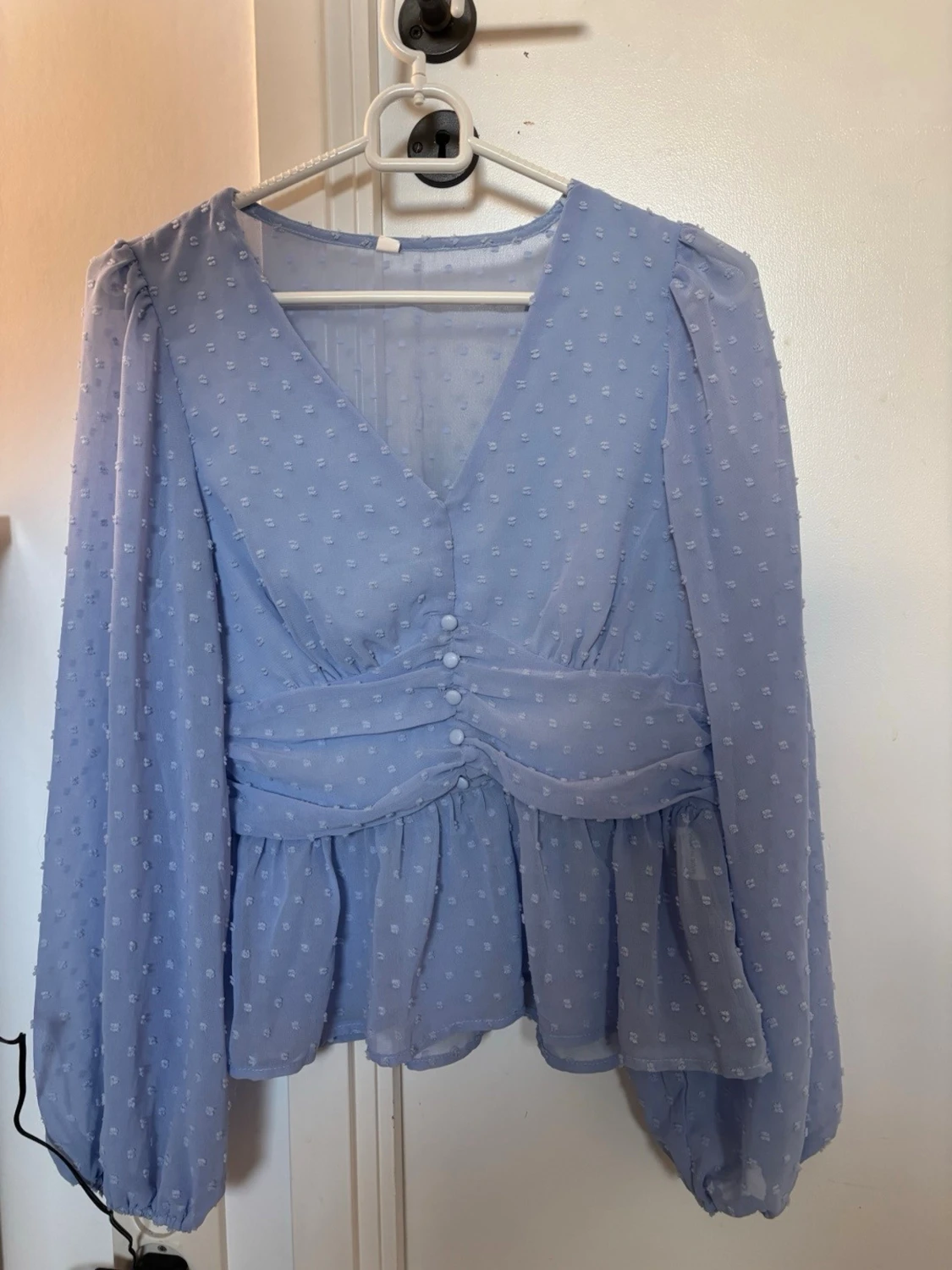 Ljuslila blus med v-ringning och volang - 3