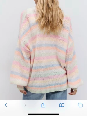 Pastellrandig oversized kofta - Jätte gullig🩵🩷🧡🤍💚 Som Ny (men ljuset på bilden får färgerna att se orättvisa ut)