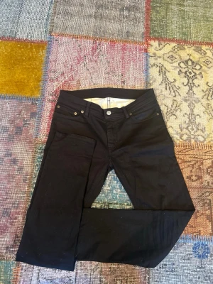 Acne studios - Säljer ett par otroligt stilrena jeans ifrån acne studios, w30 L32. Helt perfekta till en all black outfit eller nu till skolstarten. Innerben-80cm, benöppning-15cm, midja-39cm. Tveka inte på att höra av dig vid frågor🙌