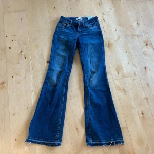 Jeans - Säljer dom här super snygga jeansen från Only! Jag har sprättat upp kanten längst ner så de skulle bli längre!