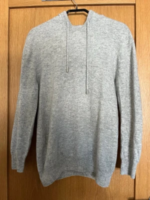 Merinoull hoodie - Säljer min merinoull hoodie då den har blivit för liten. Hoodien är i utmärkt skick och är använd fåtal gånger!   Hör av dig vid frågor!🫂