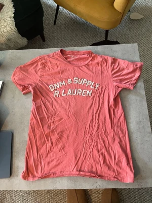 Ralph Lauren T-shirt - Snygg t-shirt från Ralph Lauren i storlek M. Hör av dig vid funderingar.