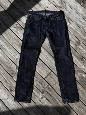 Mörkblå jeans Denim&Supply Ralph Lauren - Säljer ett par feta jeans från Denim&Supply. 9/10 skick inga defekter. Modell dropped skinny men sitter mer som straight leg.  Storlek 31/34  Tveka inte att höra av dig vid minsta fråga eller fundering 🙌🙏
