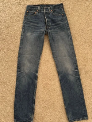 Blå raka levis jeans med vintage tvätt - Klassiska vintage levis jeans! Står w28 L34! När jag mätte själv var längden 106cm, innerbensländ 82cm och midja 25cm! Skriv vid fler bilder eller frågor!!