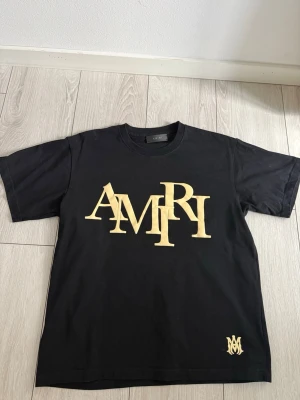 Amiri tshirt - Säljer en svart tshirt från Amiri, i absolut toppskick. Skicket är 10/10, endast provad och i princip helt ny. Perfekt till någon som uppskattar stilrena premiumplagg. 💯  Säljes på grund av fel storlek. Skicka gärna ett DM vid frågor eller om du vill ha fler bilder. Pris kan diskuteras. 🔥