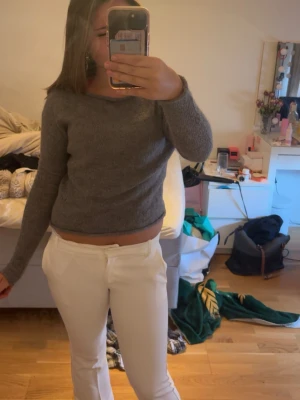 Vita leggings med hög midja - Säljer en grå stickad tröja. Materialet är mjukt och bekvämt. Använd ungefär 2/3 gånger. Går att styla den lite hur som.