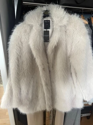 Vit Pälsjack - Helt ny - Helt ny pälsjacka i vit färg perfekt för hösten och vinter eller att slänga över en klänning. Storlek L/XL