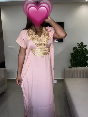 Rosa gandoora💗 - Klänningar är one size och är designade för att passa olika kroppstyper. På insidan finns ett justerbart band i midjan, så att du enkelt kan anpassa passformen🤍 Modellen är 165 cm