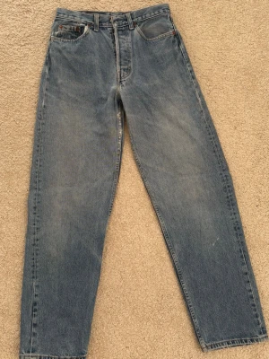 Blå vintage raka levis jeans  - Vintage levis jeans! Längd 109cm, innerbenslängd 80cm och midja 27cm! Skriv för fler bilder eller frågor!