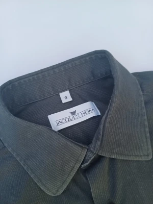 Jacques Heim skjorta - Jacques Heim vintage skjorta väldigt eftertraktat och populärt. Skräddarsydd/insydd för perfekt passform! Ny pris=2000kr, vårt pris=499kr. (Original design)