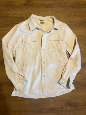 Beige overshirt - Säljer denna beiga overshirten från Gianni Feraud, då den  inte längre används. DM:a gjärna om du har frågor😸