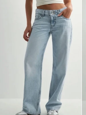Levis Superlow Loose - Helt nya levis superlow loose. Har tagit bort lapparna men har bara provat då jag tycker dom var lite för tighta på mig. Annars så fin passform som sitter tight runt höfterna men lösa i benen. Längd 32. Orginalpris 849