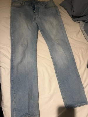 Levi's 501 ljusblå raka jeans - Klassiska Levi's 501 jeans i ljusblå färg med rak passform. W31 L32