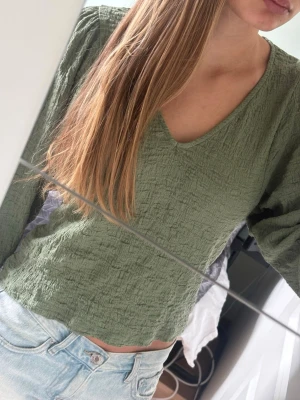 Grön Blus - Grön långärmad blus från Lindex. Storlek xs