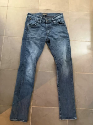 Blå slim fit jeans från Jack & Jones - Snygga blå slim fit jeans från Jack & Jones. 30/32 
