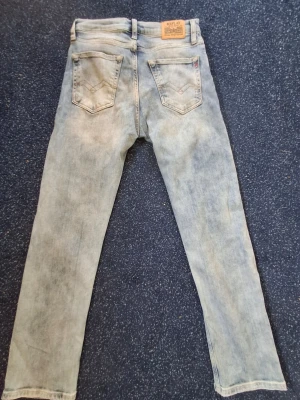 Replay jeans - Ett par Replay jeans i pass form subjey vilket är typ regular storlek 14 a 158cm
