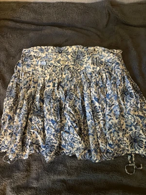 blå mönstrad kjol - kommer sälja denna på min plick liveshow 17 augusti 19:00 där jag visar upp plagget bättre och man kan buda!😊40cm midjemått 