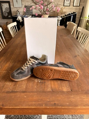 Maison margiela gats - Ett par schyssta Maison margiela gats i en mörk färg. Dessa skor har använts i cirka 2 månader men har inga ytliga skavanker☺️. Köpte dem på Plick helt nya för 4399kr. Så de borde vara äkta🤗