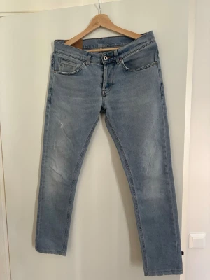 Dondup jeans - Snygga ljusblå jeans med rak passform och klassisk femficksdesign. Jeansen har en något tvättad look och är tillverkade i denim. Perfekta för en avslappnad och trendig stil. Dem har en defekt vid knäskålen men syns knappast vid användning, skriv vid eventuella frågor. Pris ej hugget i sten