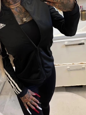 Adidas tröja  - Adidas zip tröja, mycket fint skick förutom lite fläck på ena armen (ej testat ta bort så vet ej om det gör det med ngt medel osv) därav det billiga priset 💋 ▪️ TikTok - ginise  