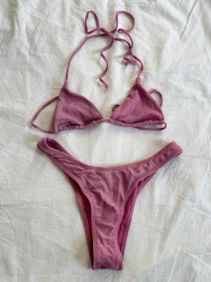 Rosa glittrig bikini från bikbok - Säljer en jättefin glittrig bikini från bikbok🩷 Likadan Modell som på andra bilden fast rosa istället. Storlek XS i både överdelen och underdelen.  Använd 2 gånger🫶🏼