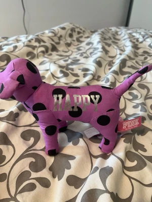Victorias secret pink hund - Victorias secret pink hund inga defekter köpt på vinted. Säljer för jag behöver pengar 
