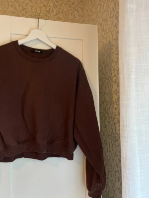 Brun croppad sweatshirt  - Mysig brun croppad sweatshirt från BikBok!!