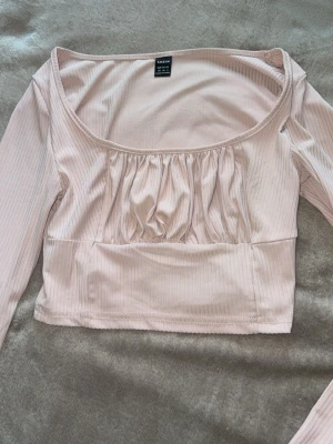 Ljusrosa ribbad croppad topp  - Supersöt ljusrosa croppad topp från Shein.