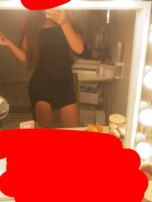 Svart kort klänning med slits - Säljer en svart kort klänning med smala axelband och en snygg slits på ena sidan. Klänningen har en figurnära passform och är perfekt för dig som gillar en enkel men stilren look.