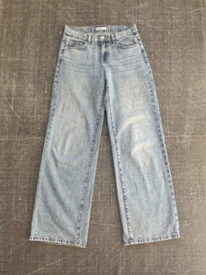 Ljusblå baggy jeans - Säljer ett par ljusblå baggy jeans från Gina Tricot i storlek 32. Perfekta för en avslappnad och trendig stil. Skriv vid funderingar!🤍