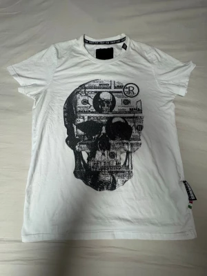 Philipp Plein - Väldigt snygg Philipp Plein T-shirt i storlek L. Den passar bra i typ allt man har på sig och är väldigt stilren!