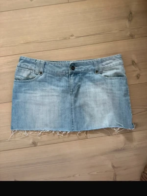 Ljusblå jeanskjol - Jätte fin jeanskjol! För stor för mig. S-M