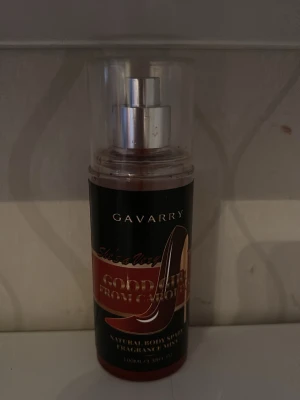 Good girl parfym - En body mist från Gavarry med namnet Good girl. Köpt på shein. Luktar som good girl från carolina herrera. Knappt använd. Innehållet är rödtonat och flaskan rymmer 100 ml. Perfekt för dig som gillar fräscha dofter. Kom gärna med prisförslag eller frågor😊(katt finns i hemmet)